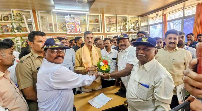 माजी सैनिकांच्या न्याय्य मागण्यांसाठी ठोस पाऊल पाटण दौलतनगर येथे मंत्री शंभूराजे देसाई यांना निवेदन माजी सैनिकांच्या न्याय्य मागण्यांसाठी ठोस पाऊल पाटण दौलतनगर येथे मंत्री शंभूराजे देसाई यांना निवेदन