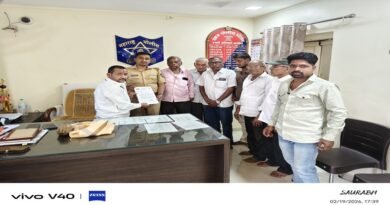 शिवडे फाटा (मायाक्का मंदिर) येथील वाहतूक कोंडीवर शिवसेनेचा आक्रमक पवित्रा उंब्रज पोलीस स्टेशनचे एपीआय पंकज पवार यांना निवेदन — अपघात टाळण्यासाठी तातडीची मागणी शिवडे फाटा (मायाक्का मंदिर) येथील वाहतूक कोंडीवर शिवसेनेचा आक्रमक पवित्रा उंब्रज पोलीस स्टेशनचे एपीआय पंकज पवार यांना निवेदन — अपघात टाळण्यासाठी तातडीची मागणी