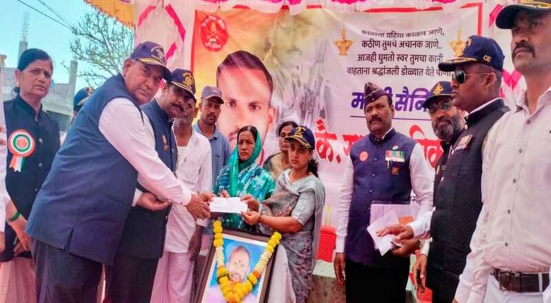 चितळीमध्ये माजी सैनिकांचा आक्रोश; रणजीत निकम हत्येच्या निषेधार्थ मोर्चा, कुटुंबाला आर्थिक मदत चितळीमध्ये माजी सैनिकांचा आक्रोश; रणजीत निकम हत्येच्या निषेधार्थ मोर्चा, कुटुंबाला आर्थिक मदत