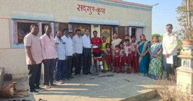 क्रांतिवीर शैक्षणिक संकुलाचे दातृत्व; अपघातग्रस्त पालकाला विद्यार्थ्यांकडून मदतीचा हात