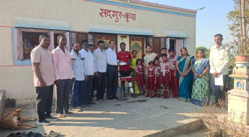 क्रांतिवीर शैक्षणिक संकुलाचे दातृत्व; अपघातग्रस्त पालकाला विद्यार्थ्यांकडून मदतीचा हात