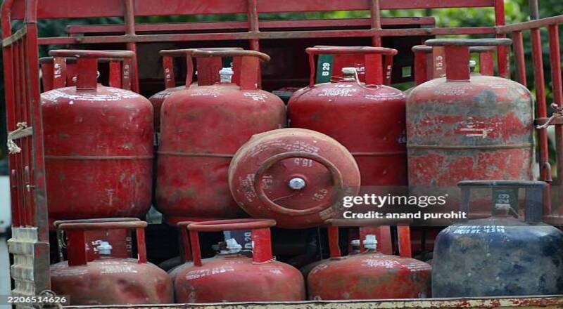 गॅस टंचाईचा फटका; कराड–उंब्रज महामार्गालगतच्या छोट्या व्यवसायांवर संकटाची छाया गॅस टंचाईचा फटका; कराड–उंब्रज महामार्गालगतच्या छोट्या व्यवसायांवर संकटाची छाया