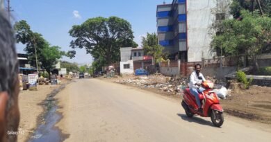 उंब्रज–चरेगाव रस्त्यावर ड्रेनेजचे पाणी; दुर्गंधीने नागरिक हैराण