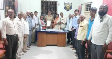 रस्ता निकृष्ट कामामुळे अपघात; ठेकेदारांवर गुन्हा दाखल करण्याची मागणी