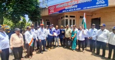 कोरेगावात माजी सैनिकाच्या अल्पवयीन मुलीच्या अपहरणप्रकरणी संतप्त प्रतिक्रिया; आरोपीला तात्काळ अटक व मुलीचा शोध घेण्याची मागणी कोरेगावात माजी सैनिकाच्या अल्पवयीन मुलीच्या अपहरणप्रकरणी संतप्त प्रतिक्रिया; आरोपीला तात्काळ अटक व मुलीचा शोध घेण्याची मागणी