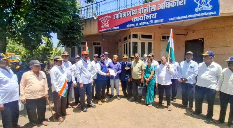 कोरेगावात माजी सैनिकाच्या अल्पवयीन मुलीच्या अपहरणप्रकरणी संतप्त प्रतिक्रिया; आरोपीला तात्काळ अटक व मुलीचा शोध घेण्याची मागणी कोरेगावात माजी सैनिकाच्या अल्पवयीन मुलीच्या अपहरणप्रकरणी संतप्त प्रतिक्रिया; आरोपीला तात्काळ अटक व मुलीचा शोध घेण्याची मागणी