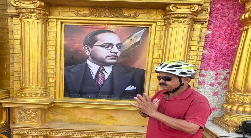 ५० किमी सायकलिंग करत डॉ. बाबासाहेब आंबेडकरांना अनोखे अभिवादन ५० किमी सायकलिंग करत डॉ. बाबासाहेब आंबेडकरांना अनोखे अभिवादन