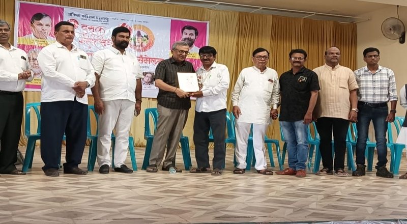 म्हसवडच्या झुंजार समाजसेवकाचा राज्यस्तरीय सन्मान राजकुमार डोंबे यांना ‘प्रशासनरत्न’ पुरस्कार प्रदान