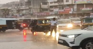 मुसळधार पावसातही कर्तव्याची शर्थ! कराडच्या पोलीस हवालदाराचा व्हिडिओ व्हायरल