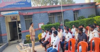 म्हसवड पोलिसांचा डॉल्बी-डीजेवर कडक इशारा; नियम मोडणाऱ्यांवर होणार कठोर कारवाई रात्री १० नंतर साऊंड सिस्टीम वाजविल्यास थेट गुन्हे दाखल करण्याचा इशारा म्हसवड पोलिसांचा डॉल्बी-डीजेवर कडक इशारा; नियम मोडणाऱ्यांवर होणार कठोर कारवाई रात्री १० नंतर साऊंड सिस्टीम वाजविल्यास थेट गुन्हे दाखल करण्याचा इशारा