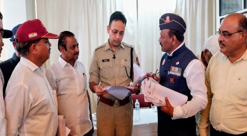 सैनिकांच्या प्रश्नांवर जिल्हा पोलीस अधीक्षक निखिल पिंगळे यांची तत्पर भूमिका; माजी सैनिक संरक्षण समिती बैठकीत विविध प्रकरणांचा आढावा सैनिकांच्या प्रश्नांवर जिल्हा पोलीस अधीक्षक निखिल पिंगळे यांची तत्पर भूमिका; माजी सैनिक संरक्षण समिती बैठकीत विविध प्रकरणांचा आढावा