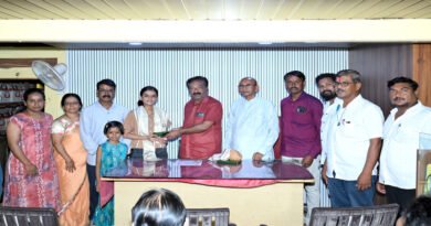 बोर्ड परीक्षेत घवघवीत यश; स्वरांजली व गायत्री ढोले यांचा अहिंसा पतसंस्थेत अकील भाई काझी यांच्या हस्ते सत्कार बोर्ड परीक्षेत घवघवीत यश; स्वरांजली व गायत्री ढोले यांचा अहिंसा पतसंस्थेत अकील भाई काझी यांच्या हस्ते सत्कार