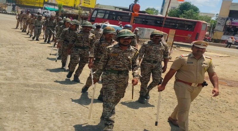 बकरी ईद अनुषंगाने दहिवडी शहरात पोलिसांचे भव्य संचलन सपोनि दत्तात्रय दराडे यांच्या नेतृत्वाखाली नागरिकांना शांततेचे आवाहन बकरी ईद अनुषंगाने दहिवडी शहरात पोलिसांचे भव्य संचलन सपोनि दत्तात्रय दराडे यांच्या नेतृत्वाखाली नागरिकांना शांततेचे आवाहन