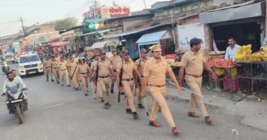 बकरी ईदच्या पार्श्वभूमीवर म्हसवड पोलिसांचा दमदार रूट मार्च बकरी ईदच्या पार्श्वभूमीवर म्हसवड पोलिसांचा दमदार रूट मार्च
