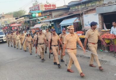 बकरी ईदच्या पार्श्वभूमीवर म्हसवड पोलिसांचा दमदार रूट मार्च बकरी ईदच्या पार्श्वभूमीवर म्हसवड पोलिसांचा दमदार रूट मार्च