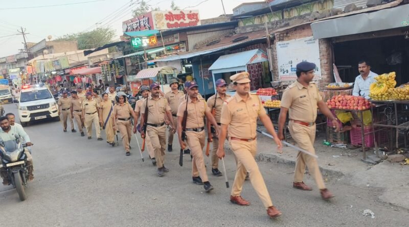 बकरी ईदच्या पार्श्वभूमीवर म्हसवड पोलिसांचा दमदार रूट मार्च बकरी ईदच्या पार्श्वभूमीवर म्हसवड पोलिसांचा दमदार रूट मार्च