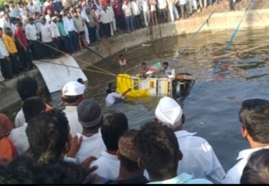 सिद्धनाथ दर्शनाहून परतणाऱ्या भाविकांवर काळाचा घाला; तांदूळवाडीजवळ पिकअप विहिरीत कोसळून ८ जणांचा मृत्यू, ७ जण बचावले सिद्धनाथ दर्शनाहून परतणाऱ्या भाविकांवर काळाचा घाला; तांदूळवाडीजवळ पिकअप विहिरीत कोसळून ८ जणांचा मृत्यू, ७ जण बचावले