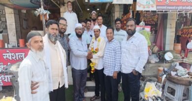 म्हसवडमध्ये धाडसी युवक इरफान मुजावर यांचा मुस्लिम समाजातर्फे जाहीर सत्कार म्हसवडमध्ये धाडसी युवक इरफान मुजावर यांचा मुस्लिम समाजातर्फे जाहीर सत्कार