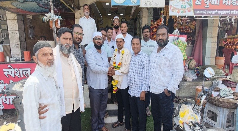 म्हसवडमध्ये धाडसी युवक इरफान मुजावर यांचा मुस्लिम समाजातर्फे जाहीर सत्कार म्हसवडमध्ये धाडसी युवक इरफान मुजावर यांचा मुस्लिम समाजातर्फे जाहीर सत्कार