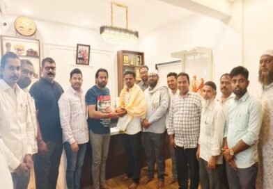 जीवाची पर्वा न करता पाच जणांना दिले जीवनदान; इरफानभाई मुजावर यांचा करणभैय्या पोरे मित्र समूहाकडून गौरव जीवाची पर्वा न करता पाच जणांना दिले जीवनदान; इरफानभाई मुजावर यांचा करणभैय्या पोरे मित्र समूहाकडून गौरव