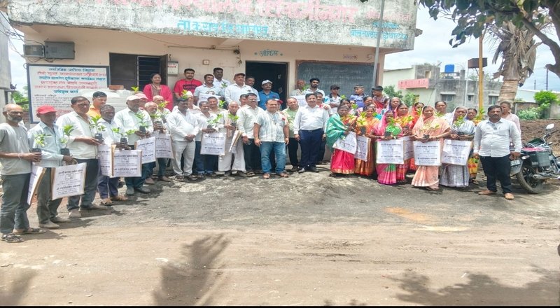 रोटरी क्लब ऑफ उंब्रजचा अभिनव उपक्रम; प्रत्येक कुटुंबाला तैवान पेरूची रोपे व पर्यावरणपूरक पिशव्यांचे वाटप रोटरी क्लब ऑफ उंब्रजचा अभिनव उपक्रम; प्रत्येक कुटुंबाला तैवान पेरूची रोपे व पर्यावरणपूरक पिशव्यांचे वाटप