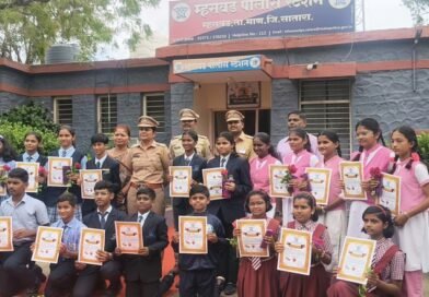 विद्यार्थ्यांनी सोशल मीडियापेक्षा अभ्यासाला प्राधान्य द्यावे : डॉ. वैशाली कडूकर विद्यार्थ्यांनी सोशल मीडियापेक्षा अभ्यासाला प्राधान्य द्यावे : डॉ. वैशाली कडूकर