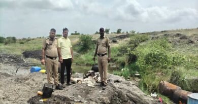खरातवाडी तलावाखाली हातभट्टीचा ‘अड्डा’ उद्ध्वस्त! म्हसवड पोलिसांचा धडाकेबाज छापा; ८०० लिटर रसायनासह १७ हजार ५०० चा मुद्देमाल जप्त खरातवाडी तलावाखाली हातभट्टीचा ‘अड्डा’ उद्ध्वस्त! म्हसवड पोलिसांचा धडाकेबाज छापा; ८०० लिटर रसायनासह १७ हजार ५०० चा मुद्देमाल जप्त