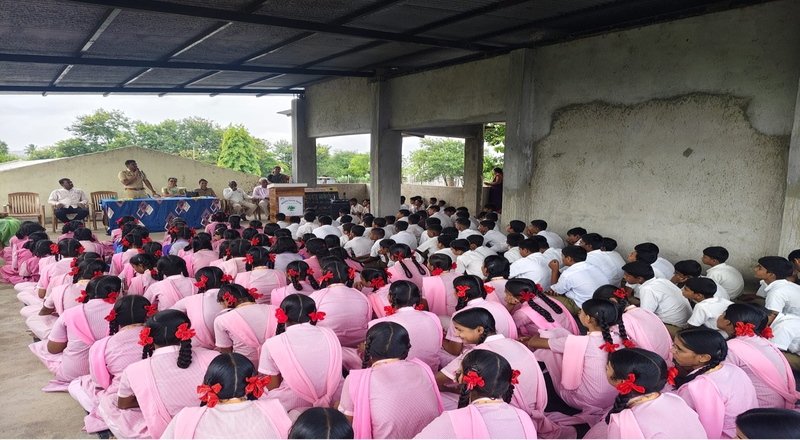 विद्यार्थ्यांमध्ये कायदेविषयक जागरूकतेचा जागर; तळबीड पोलिसांचे प्रभावी मार्गदर्शन विद्यार्थ्यांमध्ये कायदेविषयक जागरूकतेचा जागर; तळबीड पोलिसांचे प्रभावी मार्गदर्शन
