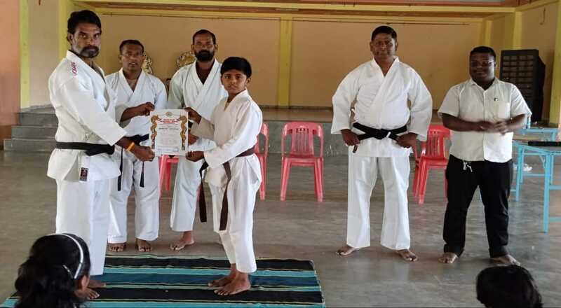 ओकिनावा मार्शल आर्ट अकॅडमीच्या बेल्ट परीक्षेत कष्ट, शिस्त आणि जिद्दीचा गौरव; मान्यवरांकडून अभिनंदन ओकिनावा मार्शल आर्ट अकॅडमीच्या बेल्ट परीक्षेत कष्ट, शिस्त आणि जिद्दीचा गौरव; मान्यवरांकडून अभिनंदन