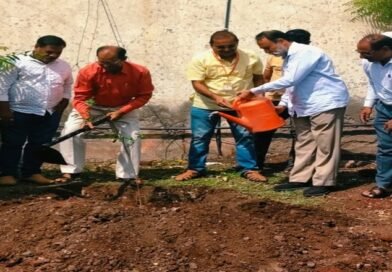 फलटणमध्ये पर्यावरण संवर्धनाचा संदेश; गोडसोली मैदान व जाधववाडीत उत्साहात वृक्षारोपण फलटणमध्ये पर्यावरण संवर्धनाचा संदेश; गोडसोली मैदान व जाधववाडीत उत्साहात वृक्षारोपण