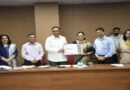 दादासाहेब फाळके चित्रनगरीच्या प्राथमिक पुनर्विकास आराखड्यासह चित्रपट धोरणाचा मसुदा सांस्कृतिक कार्यमंत्री ॲड. आशिष शेलार यांना सादर