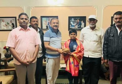 गिनीज वर्ल्ड रेकॉर्डधारक वसीम शेखचा माजी कोकण आयुक्त प्रभाकर देशमुख यांच्या हस्ते गौरव