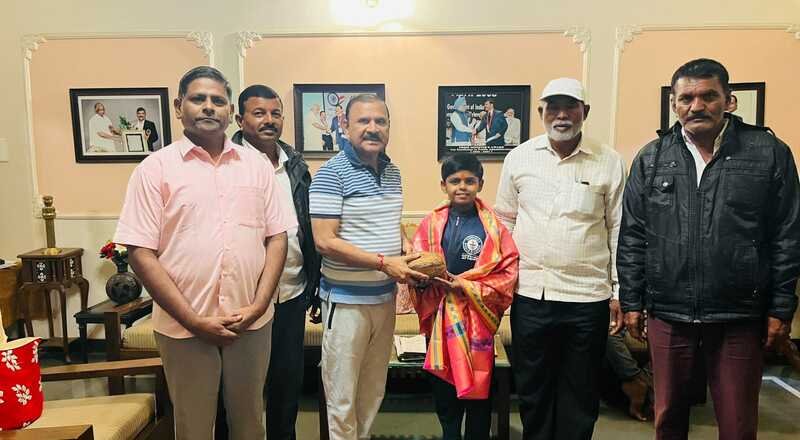 गिनीज वर्ल्ड रेकॉर्डधारक वसीम शेखचा माजी कोकण आयुक्त प्रभाकर देशमुख यांच्या हस्ते गौरव