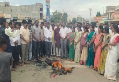 मंत्री जयकुमार गोरे यांच्यावरील टीकेचे म्हसवडमध्ये तीव्र पडसाद; भाजपकडून खा. संजय राऊत यांच्या पुतळ्याचे दहन