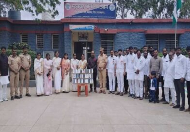 व्या स्वातंत्र्यदिनानिमित्त म्हसवड पोलिसांची नागरिकांना अनोखी भेट ९ लाख ७० हजार रुपये किमतीचे ४८ महागडे मोबाईल मूळ मालकांना परत व्या स्वातंत्र्यदिनानिमित्त म्हसवड पोलिसांची नागरिकांना अनोखी भेट ९ लाख ७० हजार रुपये किमतीचे ४८ महागडे मोबाईल मूळ मालकांना परत