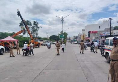 स्वातंत्र्यदिनाच्या पार्श्वभूमीवर म्हसवड पोलिसांची विशेष नाकाबंदी; ५३ वाहनांवर कारवाई, ३४,५०० रुपयांचा दंड स्वातंत्र्यदिनाच्या पार्श्वभूमीवर म्हसवड पोलिसांची विशेष नाकाबंदी; ५३ वाहनांवर कारवाई, ३४,५०० रुपयांचा दंड