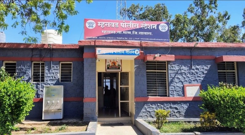 गणेश विसर्जनाच्या पार्श्वभूमीवर म्हसवड पोलिसांची मोठी कारवाई गुन्हेगारी पार्श्वभूमीच्या ३६ जणांना माण तालुक्यातून हद्दपार; मंडळांना ९०० नोटिसा गणेश विसर्जनाच्या पार्श्वभूमीवर म्हसवड पोलिसांची मोठी कारवाई गुन्हेगारी पार्श्वभूमीच्या ३६ जणांना माण तालुक्यातून हद्दपार; मंडळांना ९०० नोटिसा