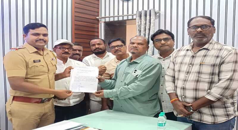 पत्रकार मंदार गोंजारी यांच्यावरील गुन्हा मागे घ्या म्हसवड पत्रकार संघटनेचे पोलिसांना निवेदन; माध्यम स्वातंत्र्य अबाधित ठेवण्याची मागणी पत्रकार मंदार गोंजारी यांच्यावरील गुन्हा मागे घ्या म्हसवड पत्रकार संघटनेचे पोलिसांना निवेदन; माध्यम स्वातंत्र्य अबाधित ठेवण्याची मागणी