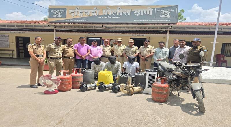 दहिवडी पोलिसांची मोठी कारवाई; सहा चोरीचे गुन्हे उघडकीस ग्राम सुरक्षा दलाच्या मदतीने तीन आरोपी जेरबंद; तब्बल २ लाख ८ हजारांचा मुद्देमाल हस्तगत दहिवडी पोलिसांची मोठी कारवाई; सहा चोरीचे गुन्हे उघडकीस ग्राम सुरक्षा दलाच्या मदतीने तीन आरोपी जेरबंद; तब्बल २ लाख ८ हजारांचा मुद्देमाल हस्तगत