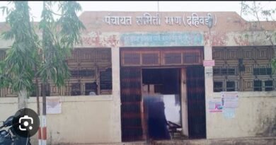 माण पंचायत समितीचे सभापती विक्रम शिंगाडे यांच्यासह आठ जणांविरुद्ध गुन्हा दाखल माण पंचायत समितीचे सभापती विक्रम शिंगाडे यांच्यासह आठ जणांविरुद्ध गुन्हा दाखल